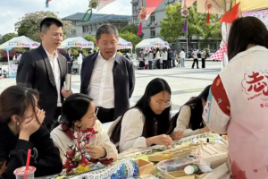 湖北中医药大学国潮集市融合非遗
