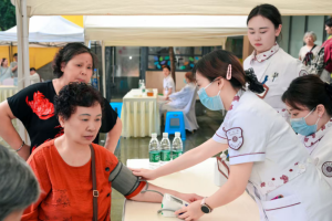 重庆市全民健康素养宣传月活动走进社区 市中医院专家开讲中医药养生与食养