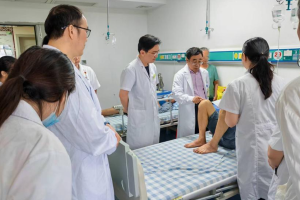 广西中医药大学第一附属医院毛德文名中医团队赴容县中医医院开展“名中医八桂行”教学查房​