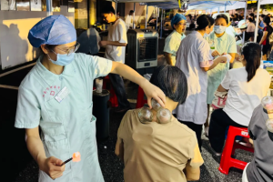 四会市中西文化“7”遇夜中医药健康市集落幕艺术展览叠加康养服务