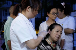 石柱县中医院黄水镇办土家中医药夜市，康养避暑季邂逅岐黄文化