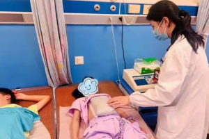 上海虹口儿科三伏贴走热，家长连年带孩子调理脾胃呼吸道